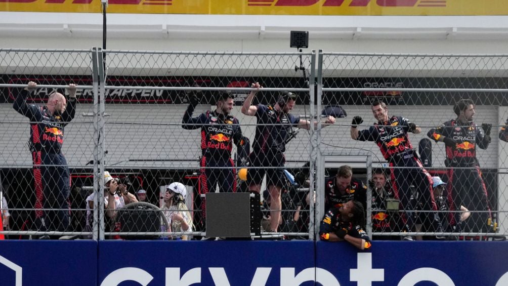 Miembros de Red Bull festejan la victoria