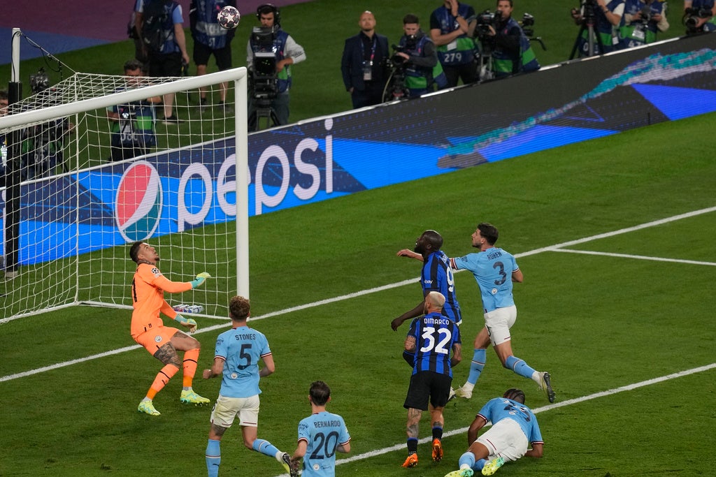 Jugada de poste en el Inter vs Manchester City