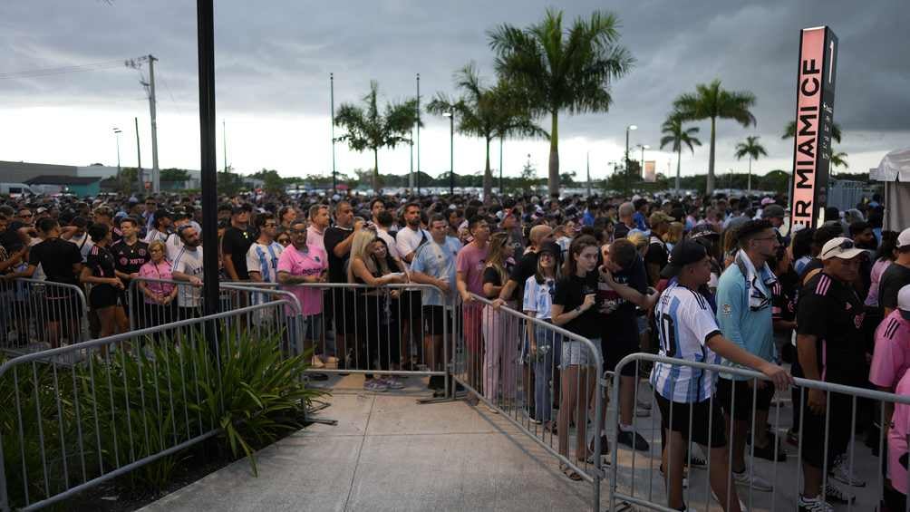 Miles de personas se dieron cita al estadio