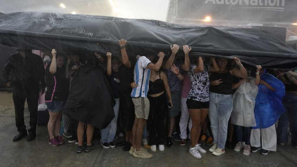 La lluvia demoró el evento