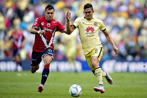 Andrade pelea el balón contra los Tiburones Rojos