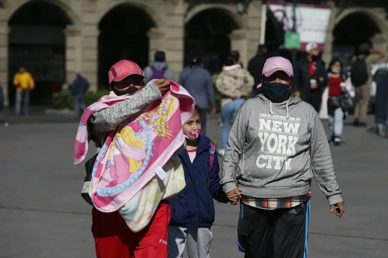 Abrígate y protege a tus seres queridos en este frente frío  