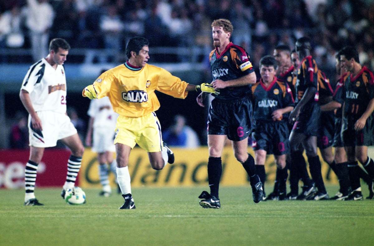 Jorge Campos en partido con LA Galaxy en la MLS