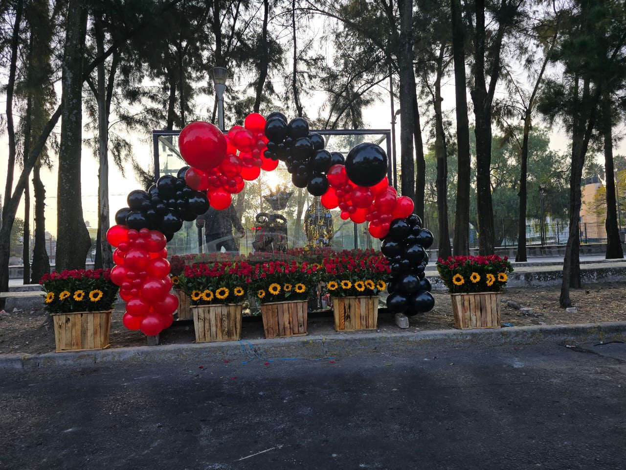 Con rosas y globos adornaron el altar satánico / Redes Sociales