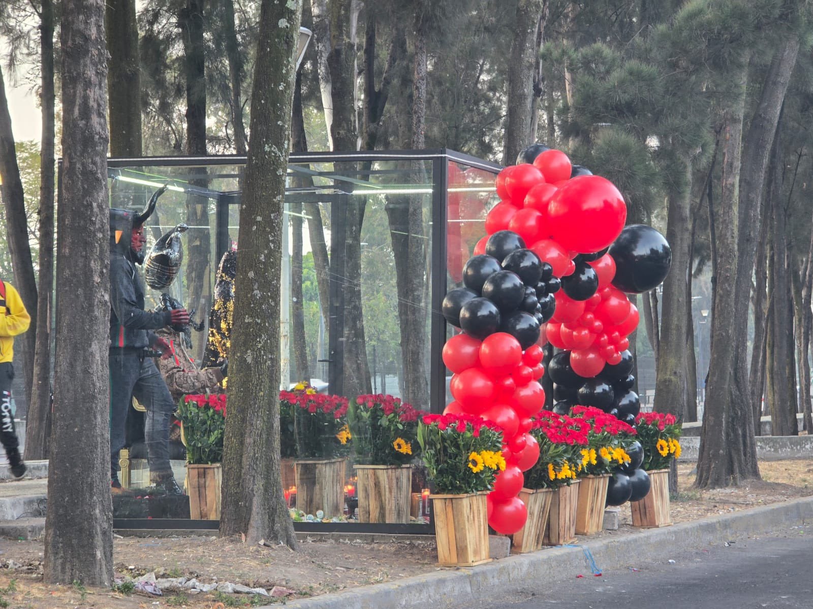 El altar está sobre el camellón de Canal de Curubusco / Redes Sociales