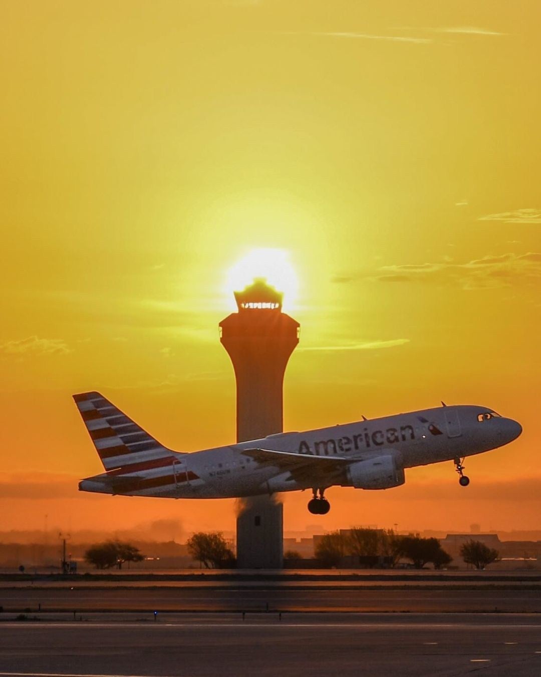 Los vuelos fueron detenidos por una hora en EU / FB: @AmericanAirlines