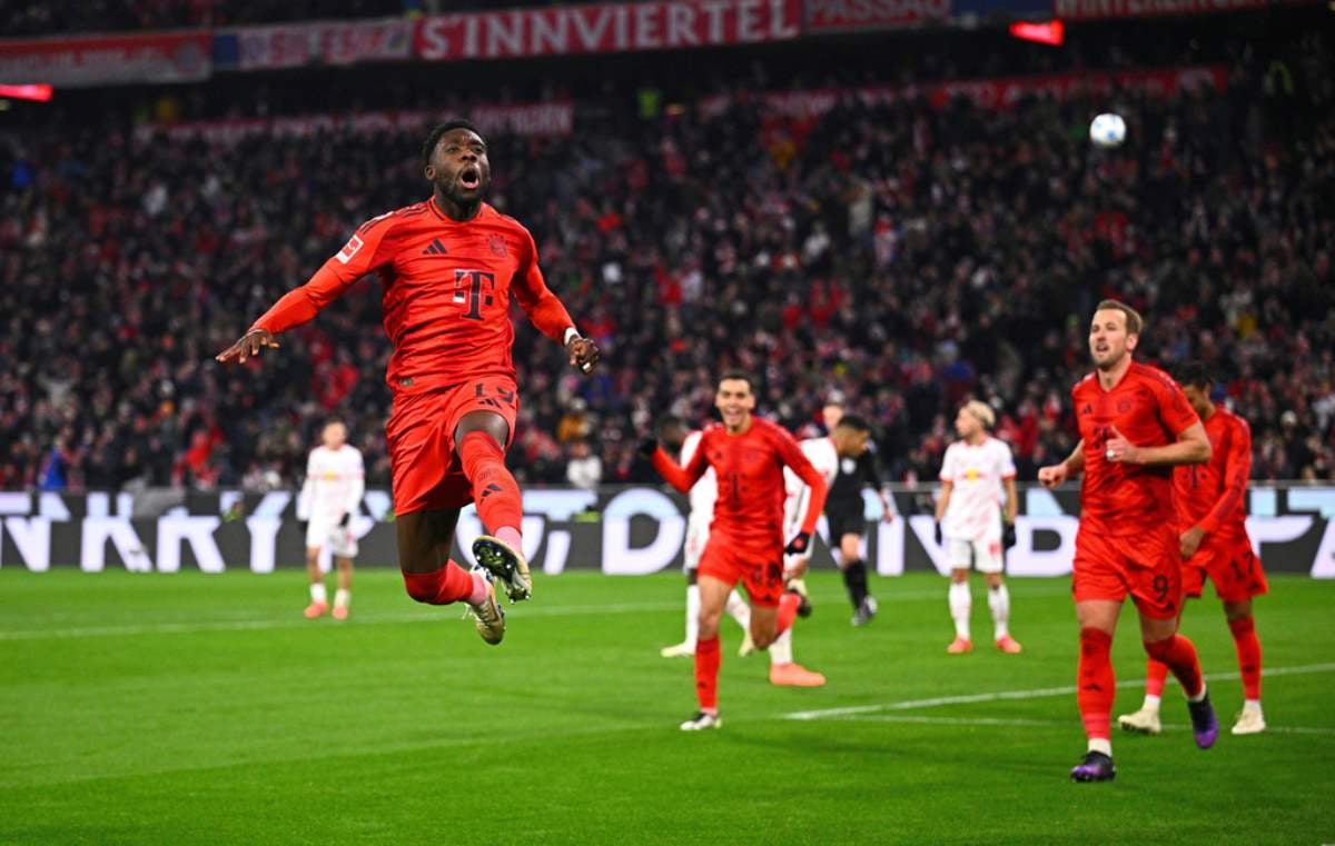 Alphonso Davies en celebración con Bayern Munich