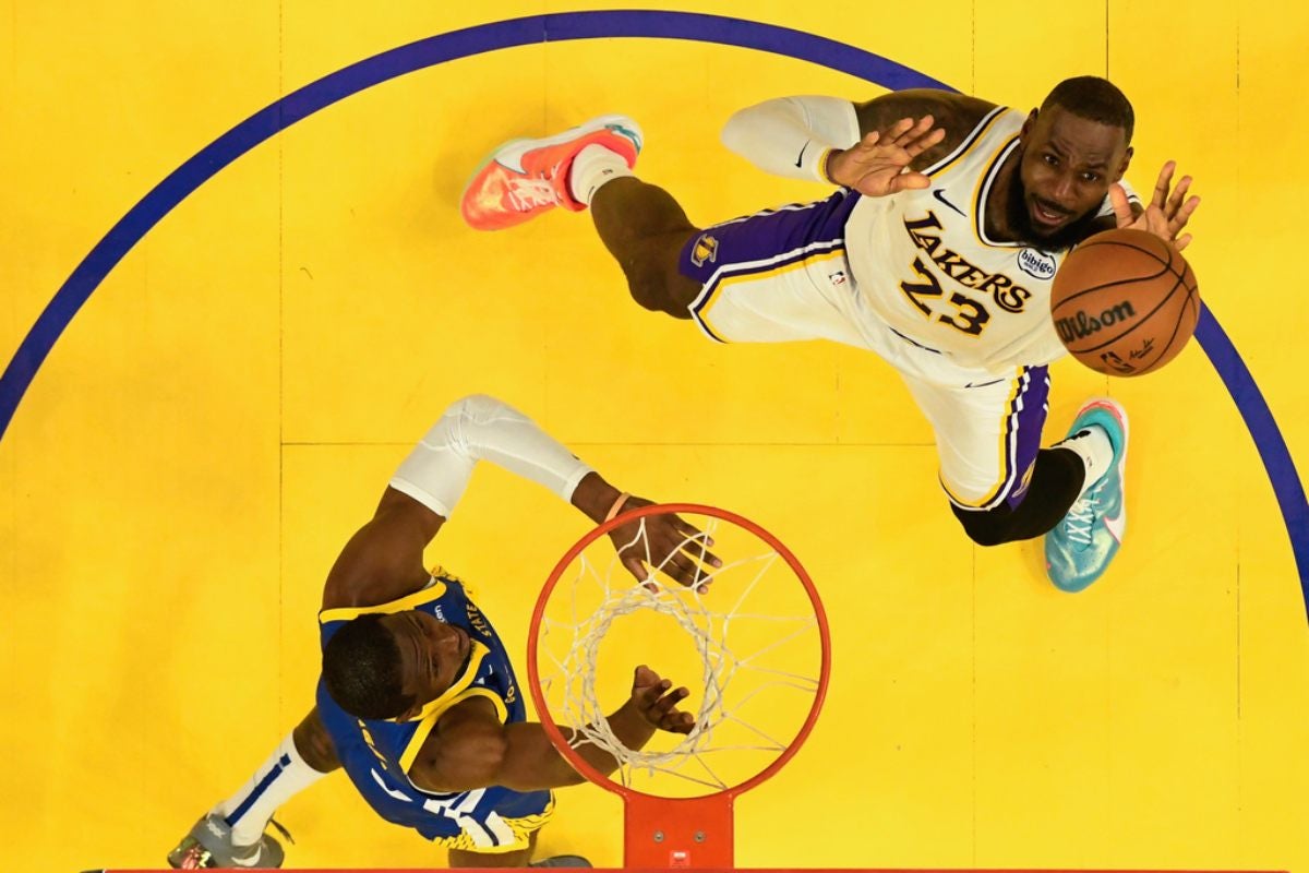 LeBron fue figura en la victoria de Los Angeles Lakers