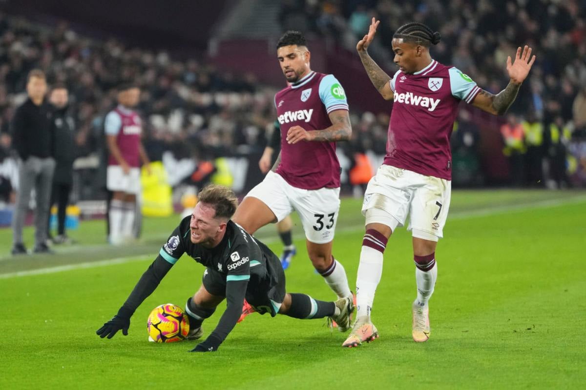 Jugadores de West Ham en el partido contra Liverpool