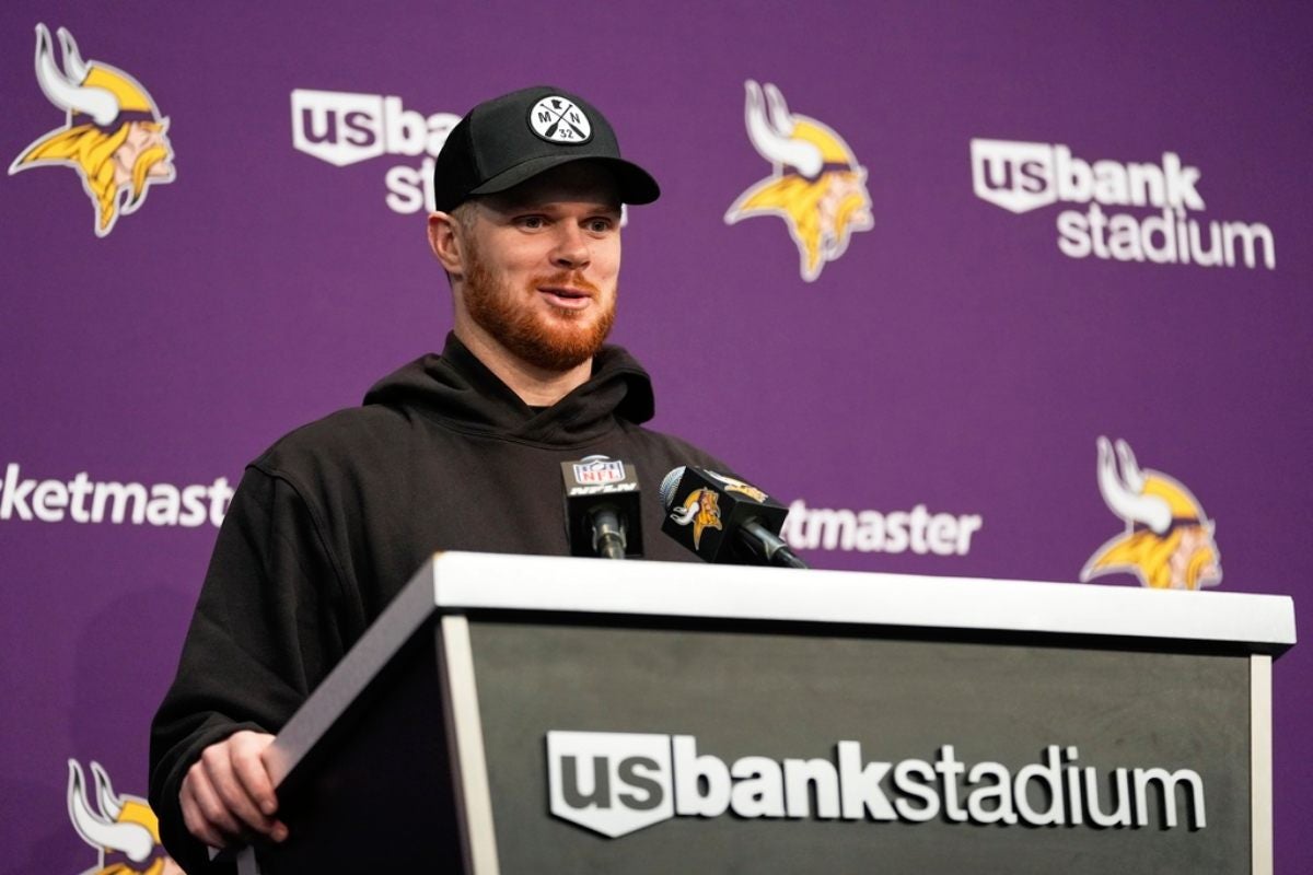 Sam Darnold en conferencia de prensa con los Vikings