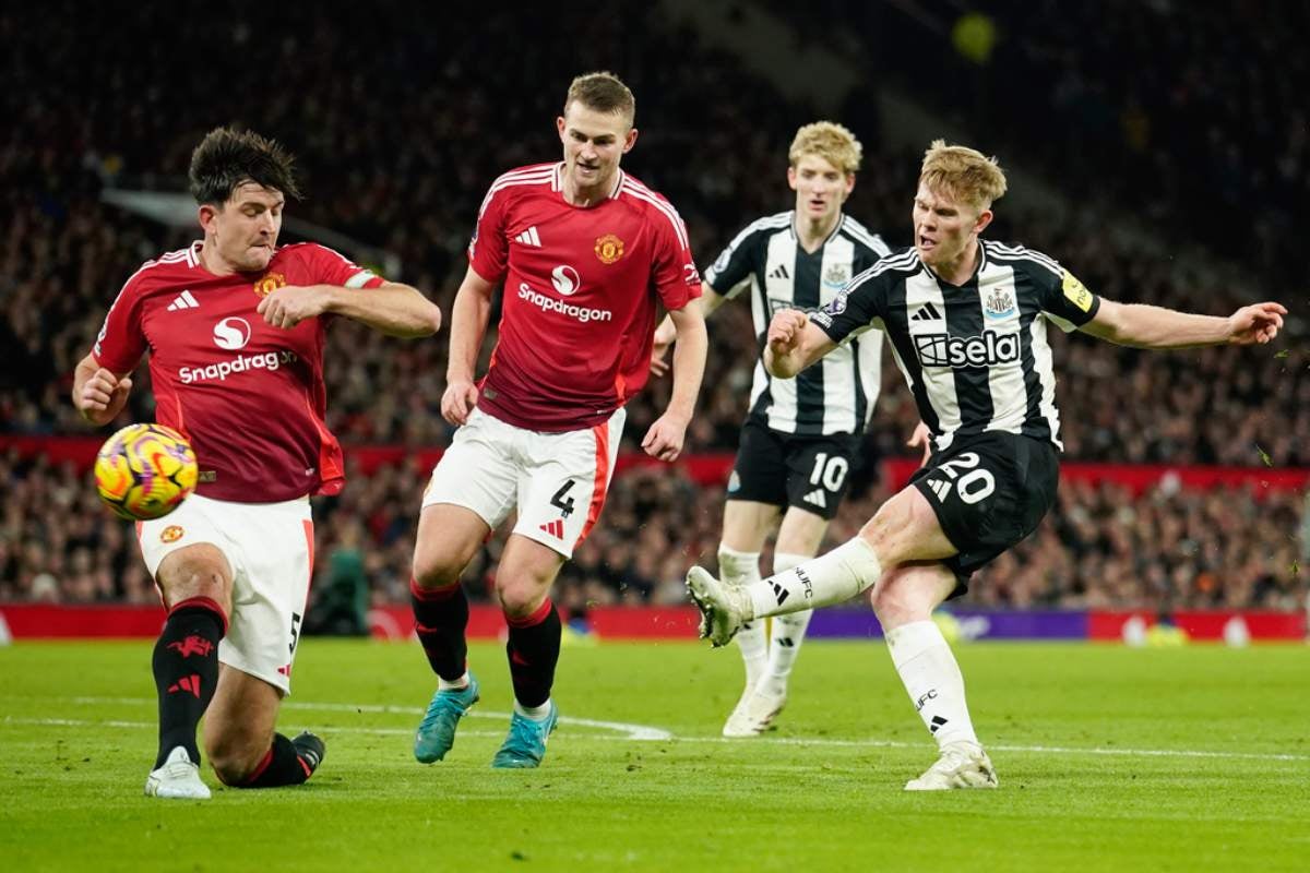 Herry Maguire en partido con Manchester United