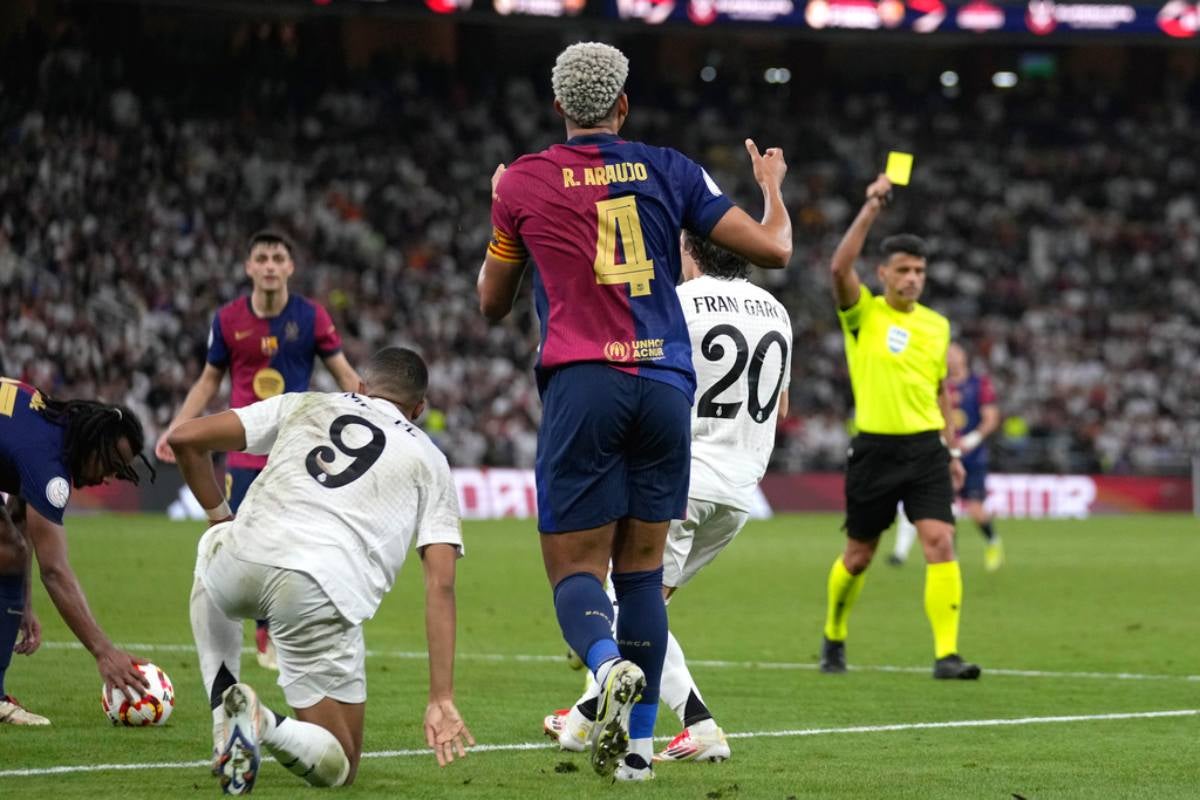 Araújo en el partido de la Supercopa ante Real Madrid