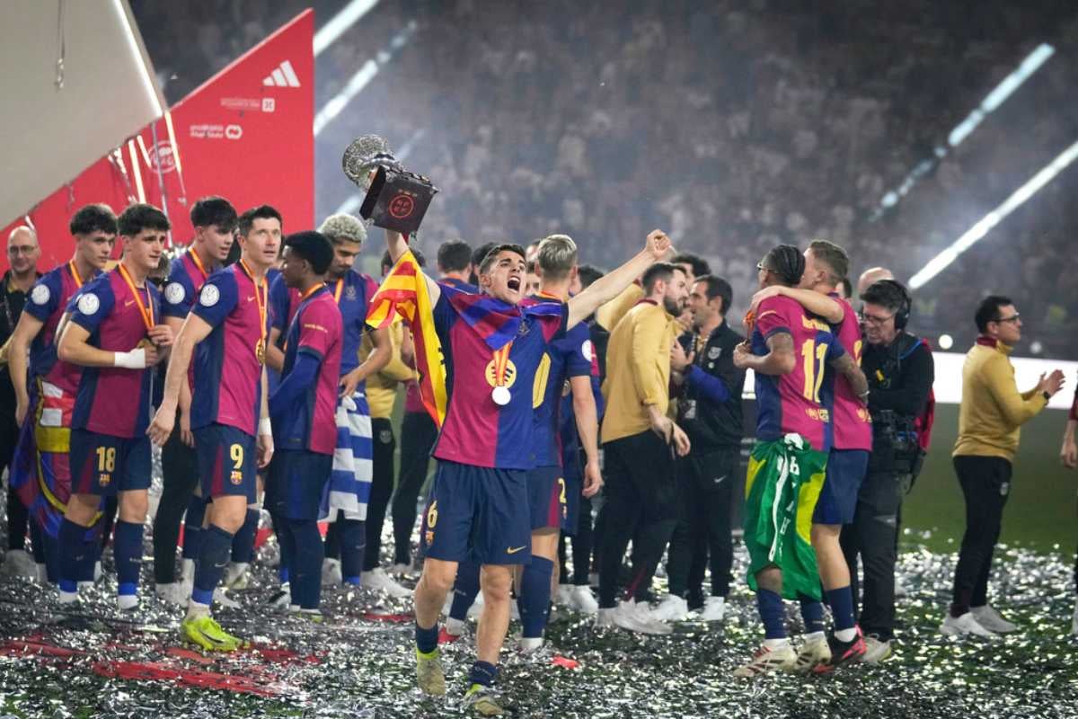 Gavi en celebración de la Supercopa con el Barcelona