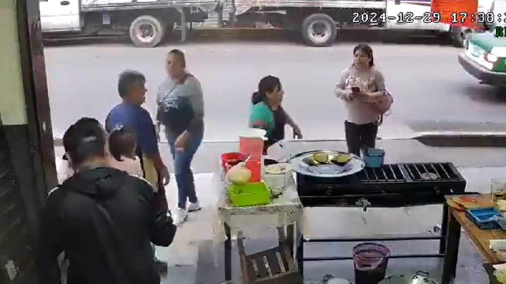 La mujer de verde fue quien sufrió la quemadura/X:@econsulta_ver