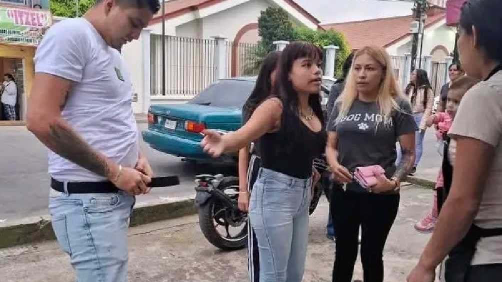 La mujer de playera gris es quien aparece en el video lanzando el cazo/X: @lulu_reportera