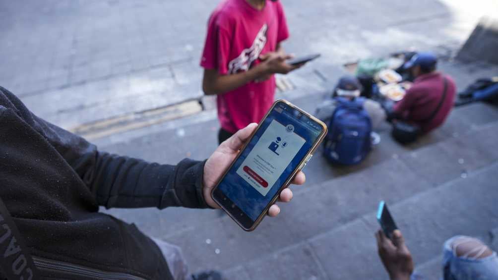 La CBP One era una app para tramitar citas y recibir un permiso humanitario/AP