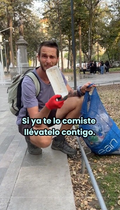 Los turistas quieren que te sumes a su campaña de levantar la basura.