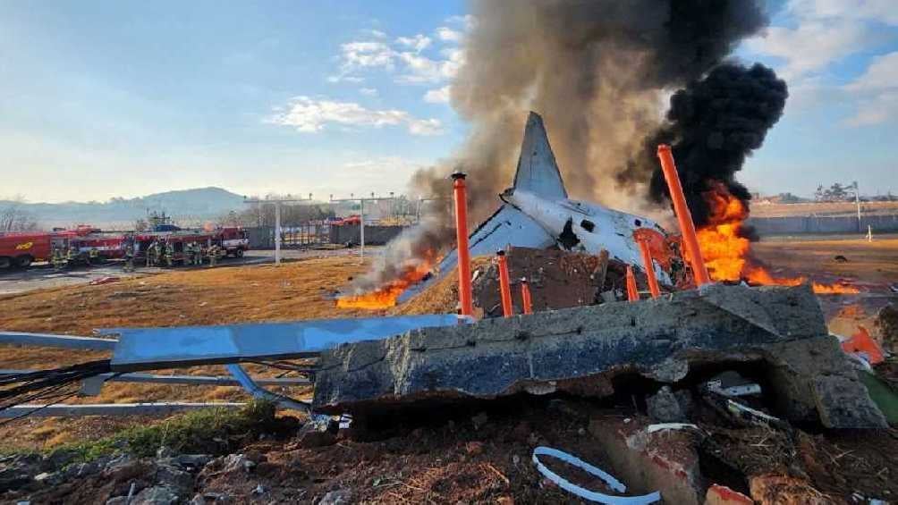 El avión se estrelló contra un muro y luego se incendió/AP