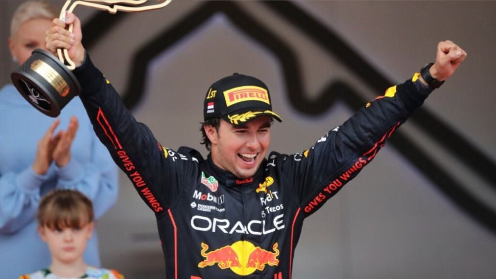 Checo celebra su victoria en Mónaco | AP