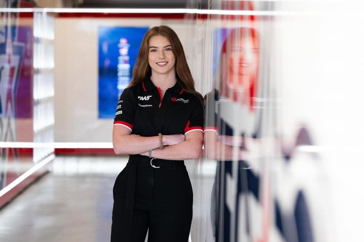 Courtney Crone en el garage de Haas