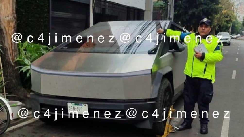 Los policías de tránsito inmovilizaron el auto en la zona de Polanco. /X@c4jimenez