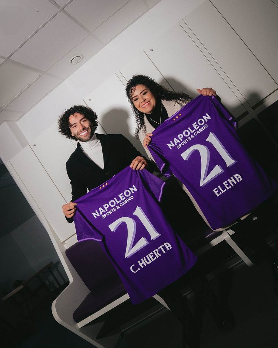 Chino Huerta y su mamá en su presentación con Anderlecht 