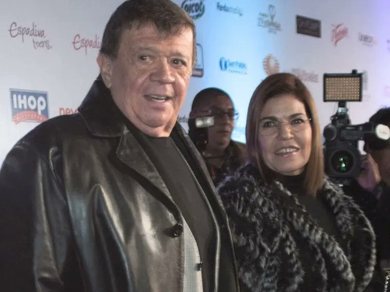 Teresa Miranda y Chabelo en una alfombra 