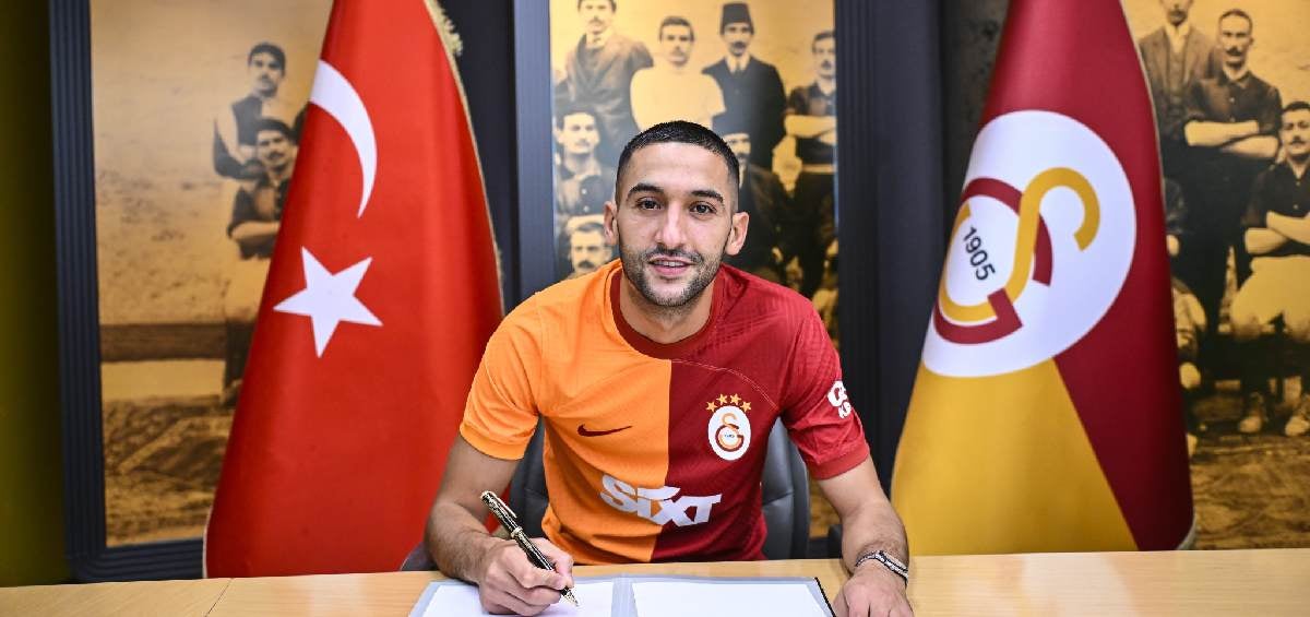 Ziyech cuando firmó l CRÉDITO: X: GalatasaraySK