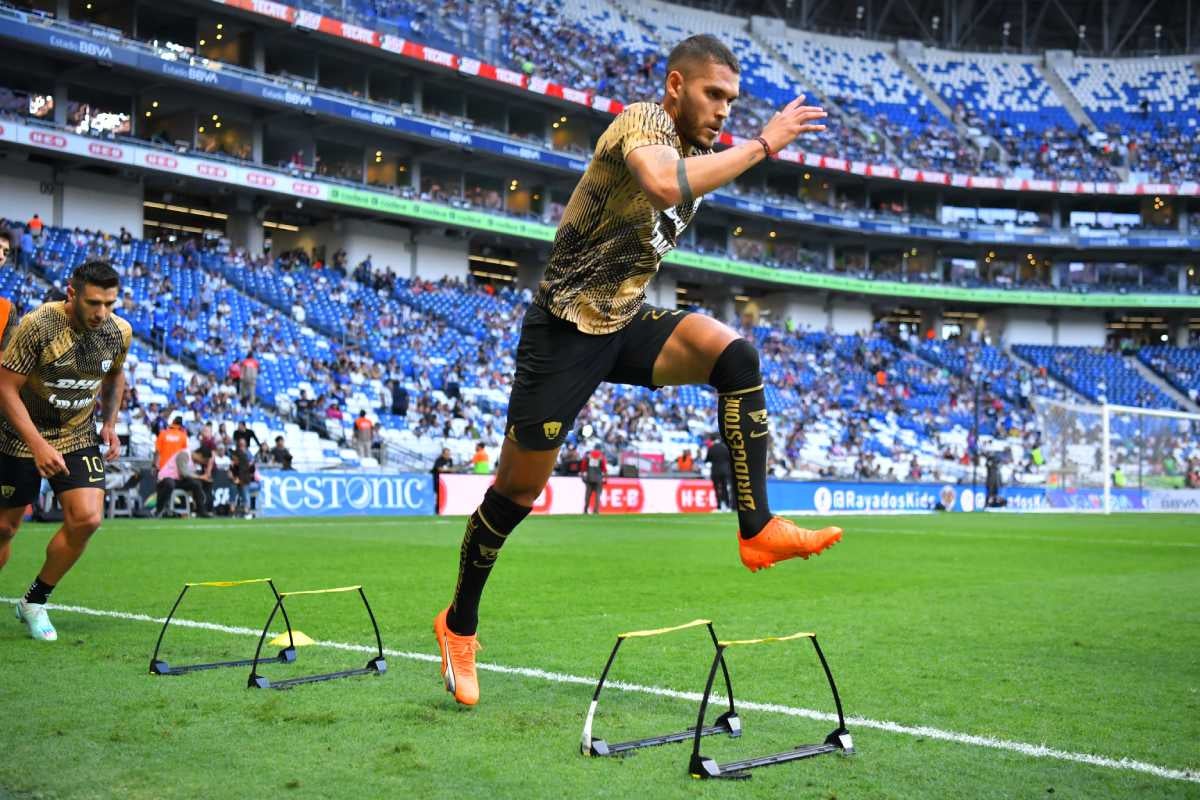 Freire en calentamiento con Pumas en la Liga MX