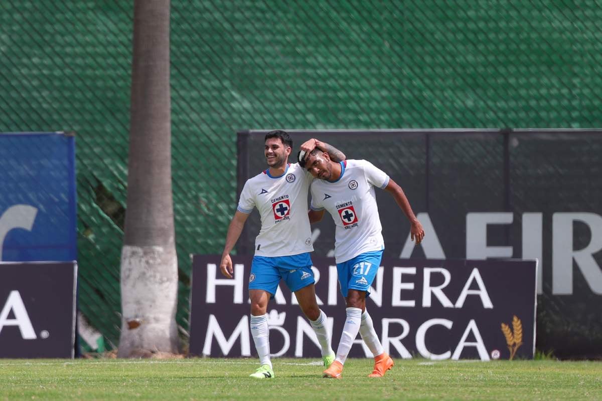 Samuel Espinosa en festejo de gol 