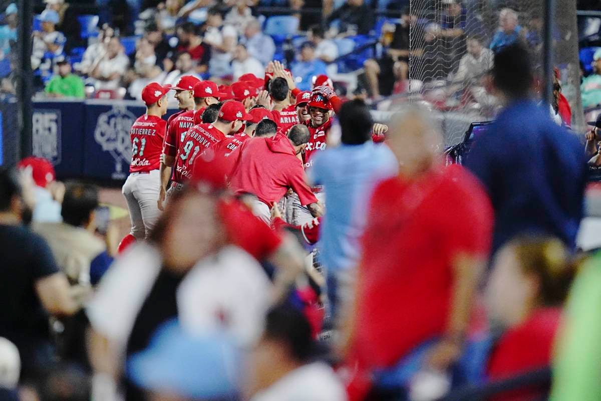 Diablos Rojos en festejo de victoria