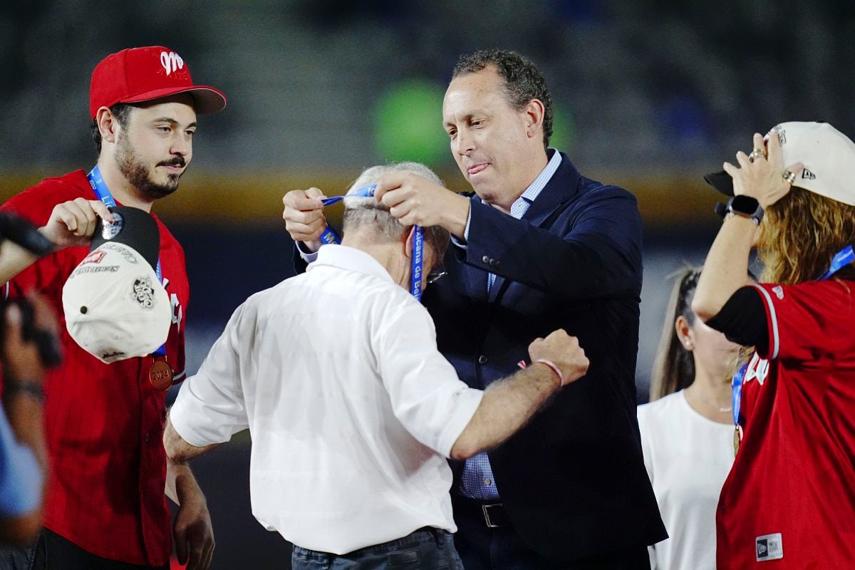 Alfredo Herp Helú recibe su medalla de campeón