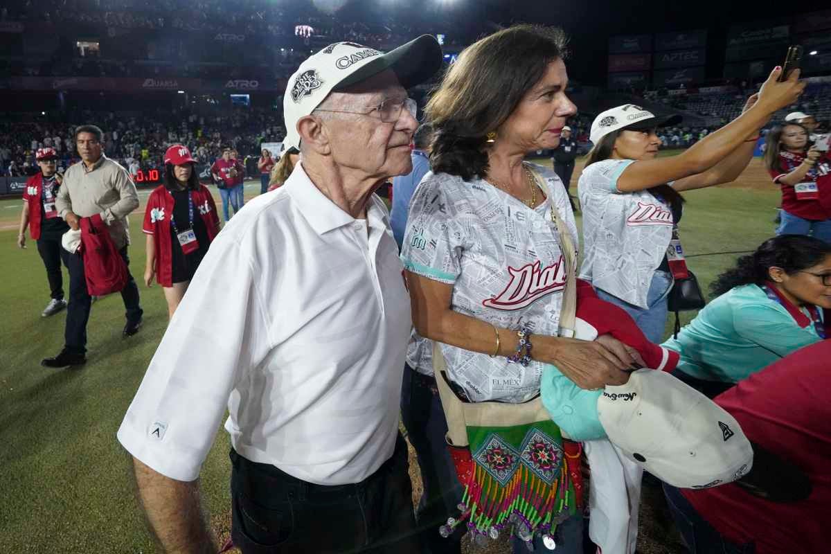 Alfredo Harp Helú en festejo con los Diablos Rojos