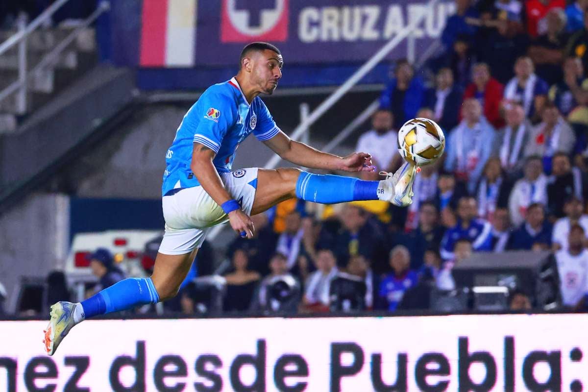 Giakoumakis en partido con Cruz Azul en el Apertura 2024