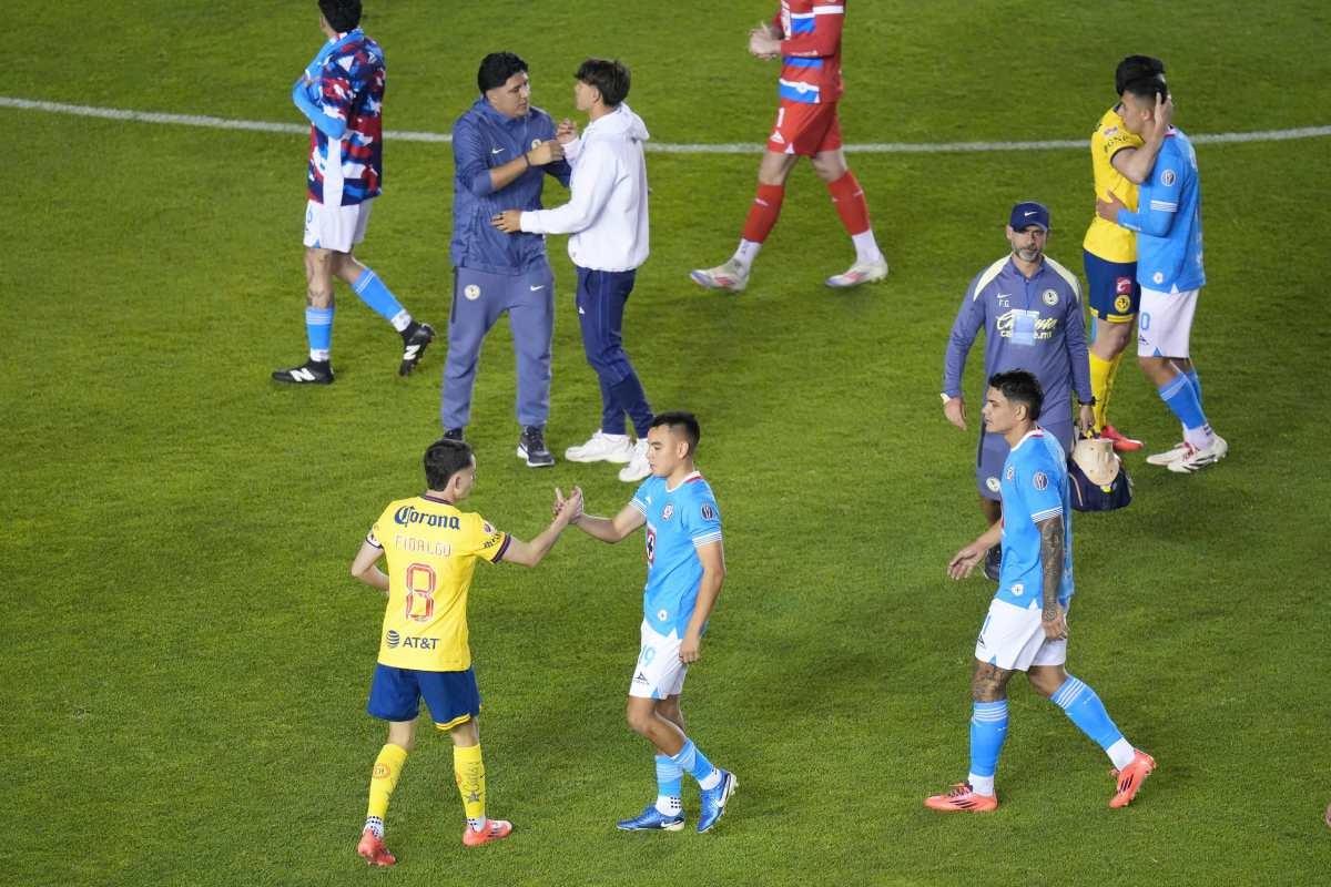 Jugadores de Cruz Azul y América se saludan 