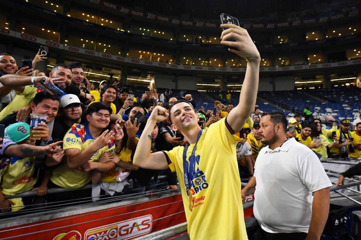 Álvaro Fidalgo celebra con la afición de América 