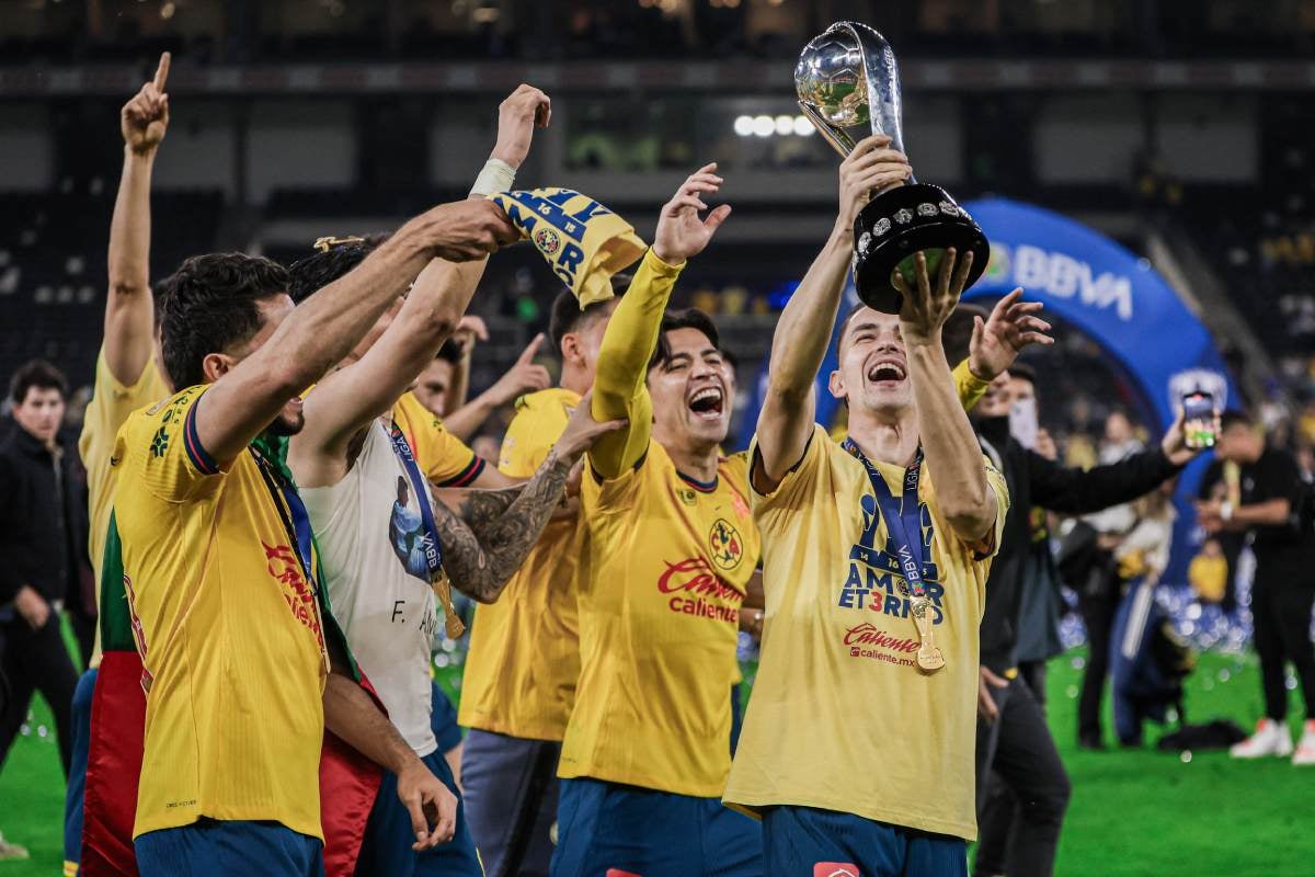 Fidalgo y jugadores de América en celebración con América