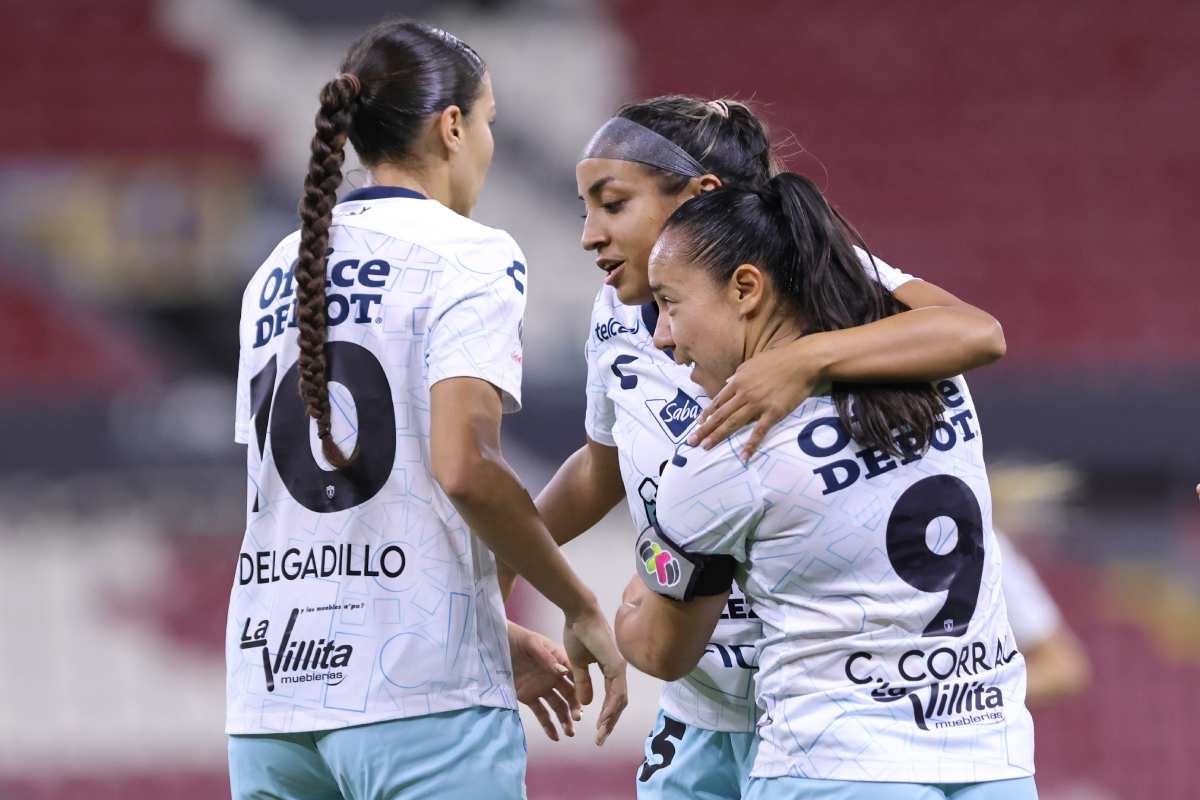 Jugadoras de Pachuca en celebración 