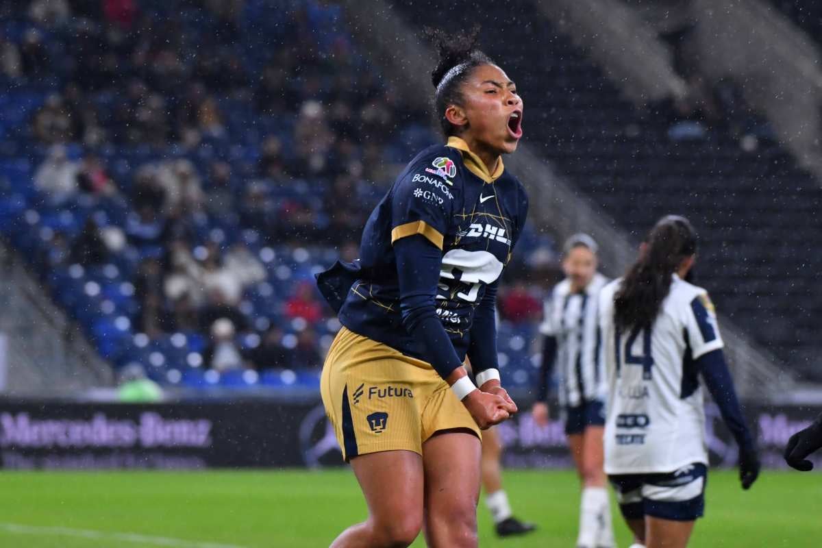 Nayely Bolaños en festejo de gol en el juego de Pumas ante Rayados