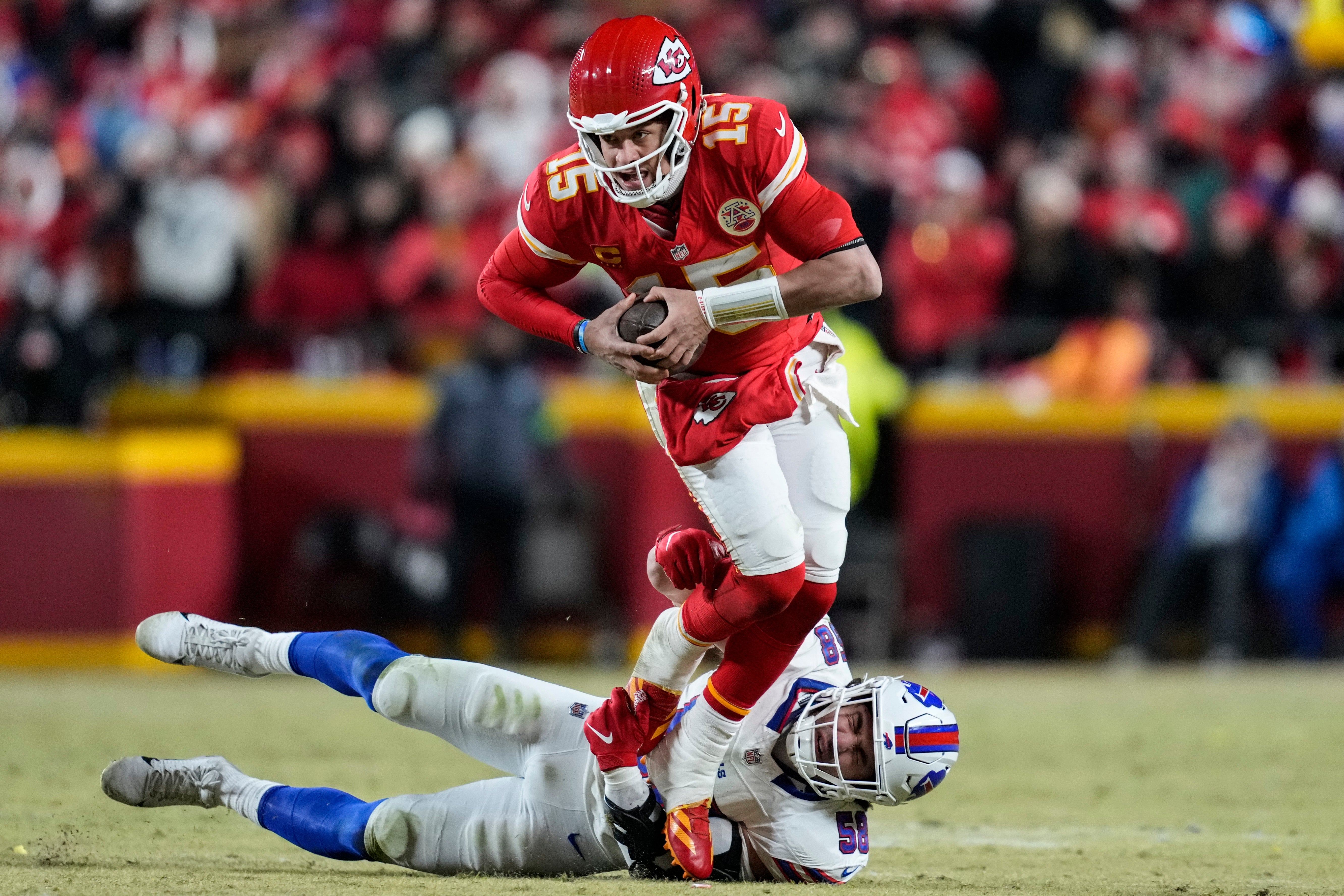 Pat Mahomes en el duelo ante Bills | AP