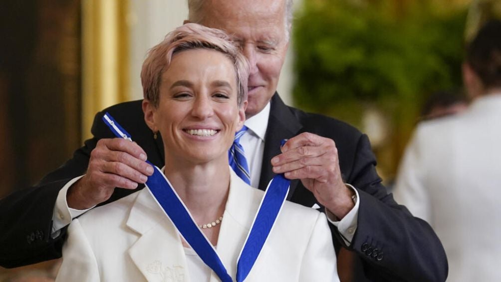 Megan Rapinoe recibió el mismo galardón | AP