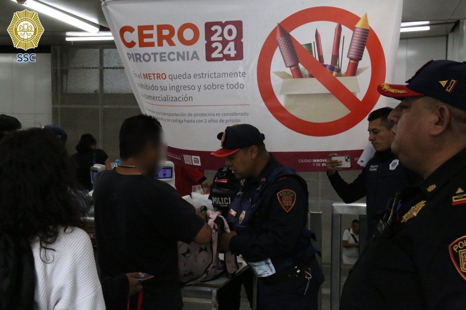 En el Metro se aplicó el operativo Cero Pirotecnia / FB: @PoliciaCDMX