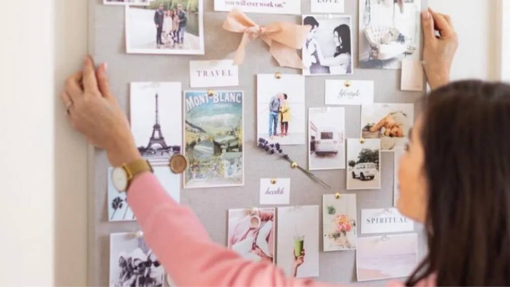 Para crear un vision board, primero reflexiona sobre tus metas en áreas como carrera, salud, relaciones, finanzas y crecimiento personal. Luego, reúne los materiales necesarios.| Glamour México 