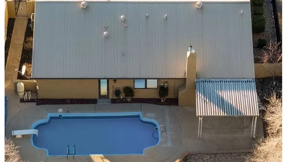  tiene cuatro habitaciones, un baño, aire acondicionado central y una piscina |eXp Realty