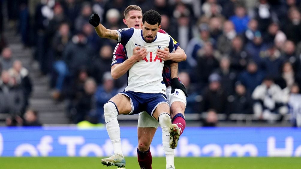 Solanke marcó el primer gol del partido | AP