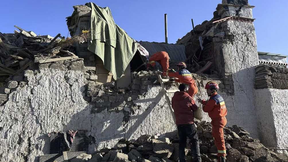 Autoridades realizan trabajos de rescate entre los escombros de los derrumbes/AP 