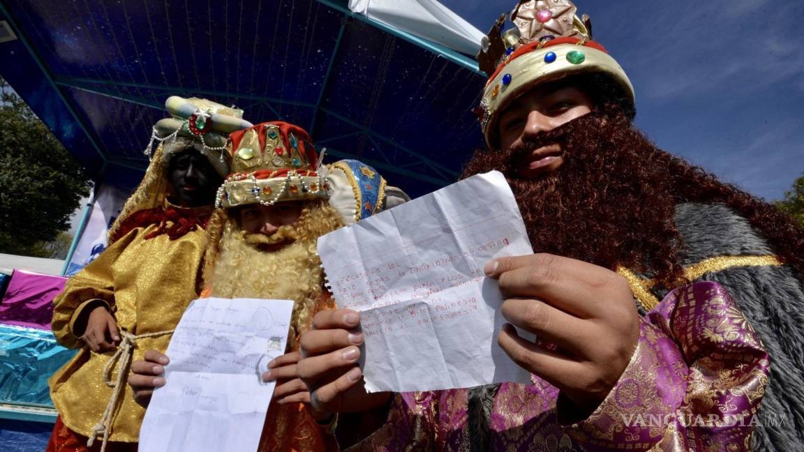 Los Reyes Magos preparan los regalos para todos los niños que se portaron bien durante el año