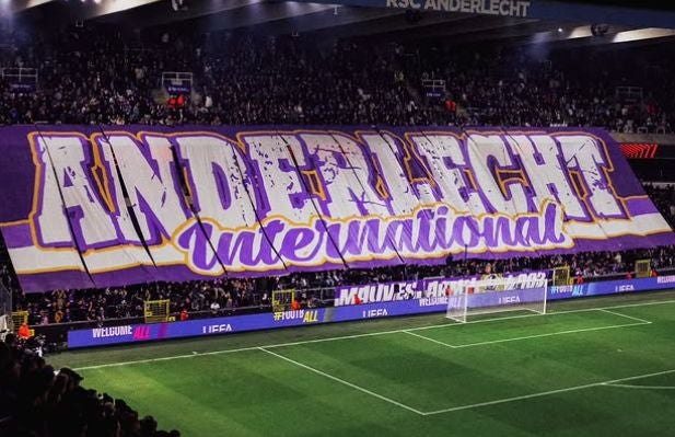 Aficionados del Anderlecht en el Lotto Park de Bruselas