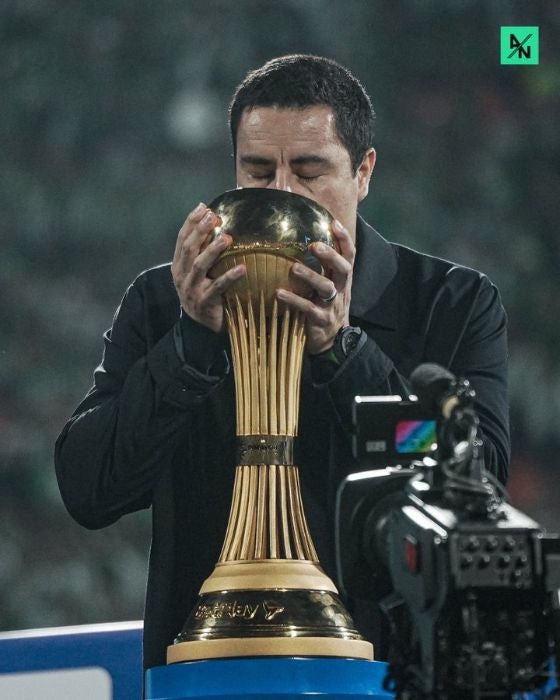 Juárez con el trofeo de la Liga de Colombia