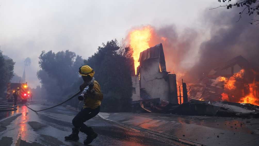 Los bomberos intentaron controlar el fuego, pero en algunos casos fue imposible/AP